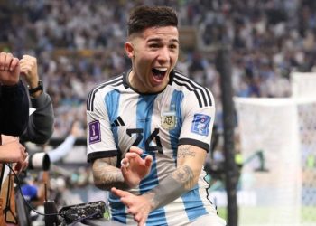 İngiltere Premier Ligi'nin önde gelen kulüplerinden Chelsea, Arjantinli orta saha oyuncusu Enzo Fernandez’in transferi için Benfica ile anlaştı. Chelsea, 22 yaşındaki Fernandez için Portekiz kulübüne 121 milyon euro (107 milyon sterlin) bonservis ücreti ödemeyi kabul etti. Böylece Fernandez, İngiltere'de tarihin en pahalı transferi oldu.