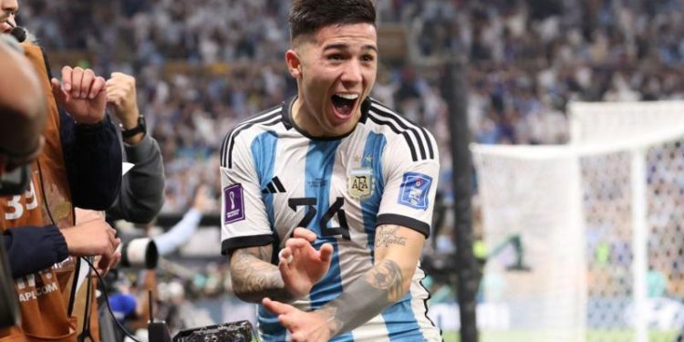 İngiltere Premier Ligi'nin önde gelen kulüplerinden Chelsea, Arjantinli orta saha oyuncusu Enzo Fernandez’in transferi için Benfica ile anlaştı. Chelsea, 22 yaşındaki Fernandez için Portekiz kulübüne 121 milyon euro (107 milyon sterlin) bonservis ücreti ödemeyi kabul etti. Böylece Fernandez, İngiltere'de tarihin en pahalı transferi oldu.