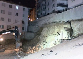 İnşaat kazısında iki apartmanın istinat duvarı çöktü: 34 daire tahliye edildi