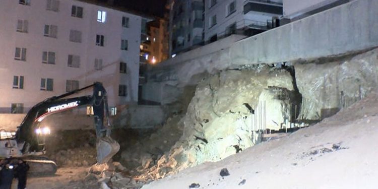 İnşaat kazısında iki apartmanın istinat duvarı çöktü: 34 daire tahliye edildi