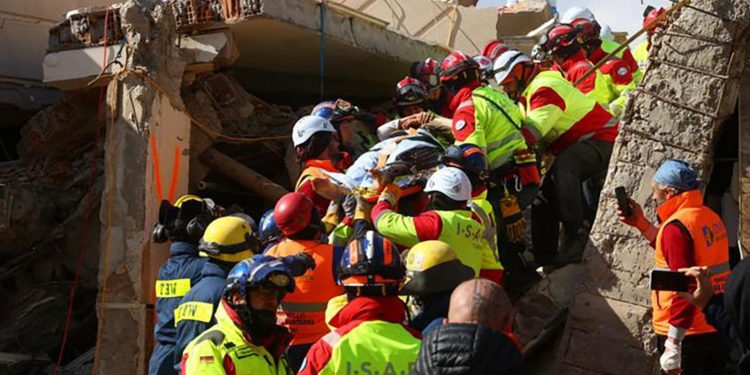 İran, Türkiye'de depremzedeler için bin çadır gönderdi