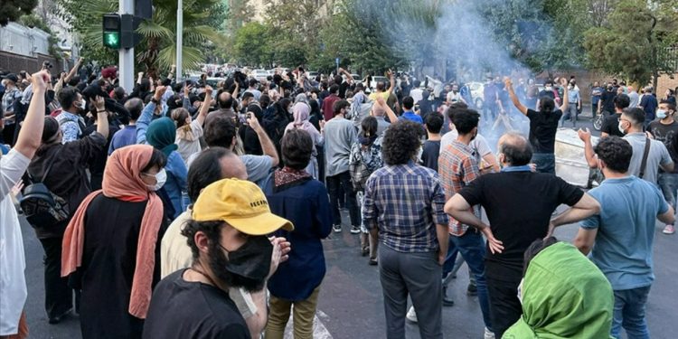 İran'da protestocular için 'af' kararı