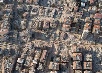 İş Bankası Grubu, depremlerde hayatını kaybeden müşterilerinin tüm bireysel kredi borçlarını silme kararı aldığını; bölgede üretim ve istihdam seferberliğini başlatmak için de ilk aşamada 10 milyar TL’lik kaynak ayırdığını duyurdu.