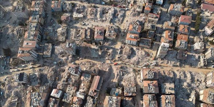 İş Bankası Grubu, depremlerde hayatını kaybeden müşterilerinin tüm bireysel kredi borçlarını silme kararı aldığını; bölgede üretim ve istihdam seferberliğini başlatmak için de ilk aşamada 10 milyar TL’lik kaynak ayırdığını duyurdu.