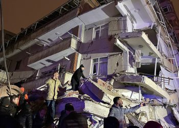 İsias Hotel yerle bir oldu, enkaz altında kalanlar var: Daha fazla dayanamıyoruz!