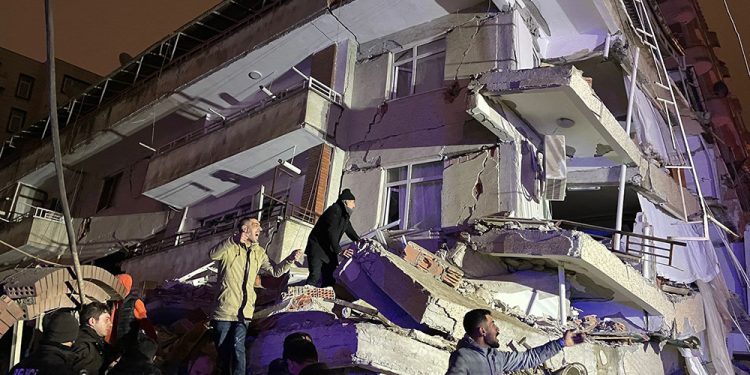 İsias Hotel yerle bir oldu, enkaz altında kalanlar var: Daha fazla dayanamıyoruz!