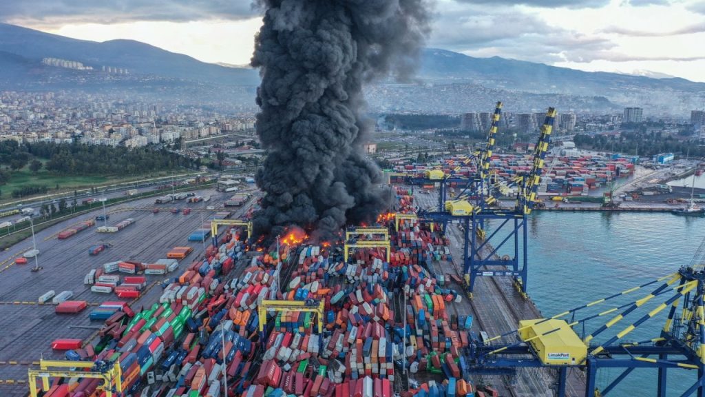 İskenderun Limanı'ndaki konteyner yangını söndürülemedi