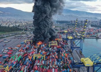 İskenderun Limanı'ndaki konteyner yangını söndürülemedi