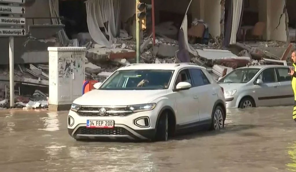 İskenderun’da deniz yükseldi, caddeler sular altında kaldı