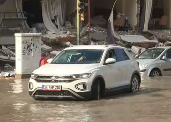 İskenderun’da deniz yükseldi, caddeler sular altında kaldı