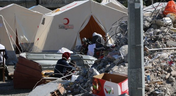 İskenderun'da Kızılay ve AFAD tarafından kurulan çadır kamplarında elektrik, su, ısınma ve tuvalet sorunları yaşanıyor.