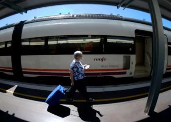 İspanya'da iki üst düzey ulaşım yetkilisi, yanlış tren siparişi nedeniyle istifa etti