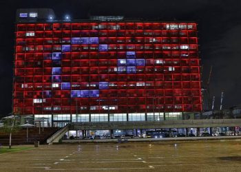 İsrail'in başkenti Tel Aviv'de belediye binasına, Türkiye'de meydana gelen Kahramanmaraş merkezli 7.7 büyüklüğündeki depremin ardından Türk bayrağı yansıtıldı.