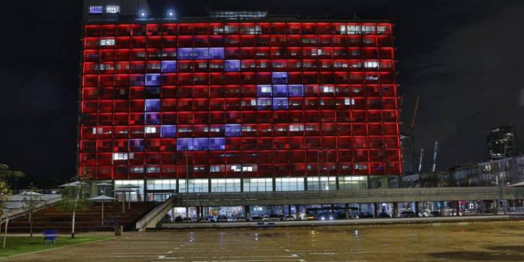 İsrail'in başkenti Tel Aviv'de belediye binasına, Türkiye'de meydana gelen Kahramanmaraş merkezli 7.7 büyüklüğündeki depremin ardından Türk bayrağı yansıtıldı.