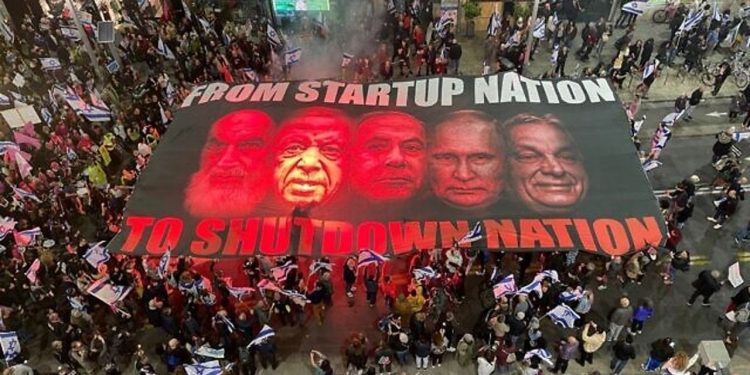 İsrail'de yüz binler yargı bağımsızlığı için sokağa indi: Posterde Erdoğan da var