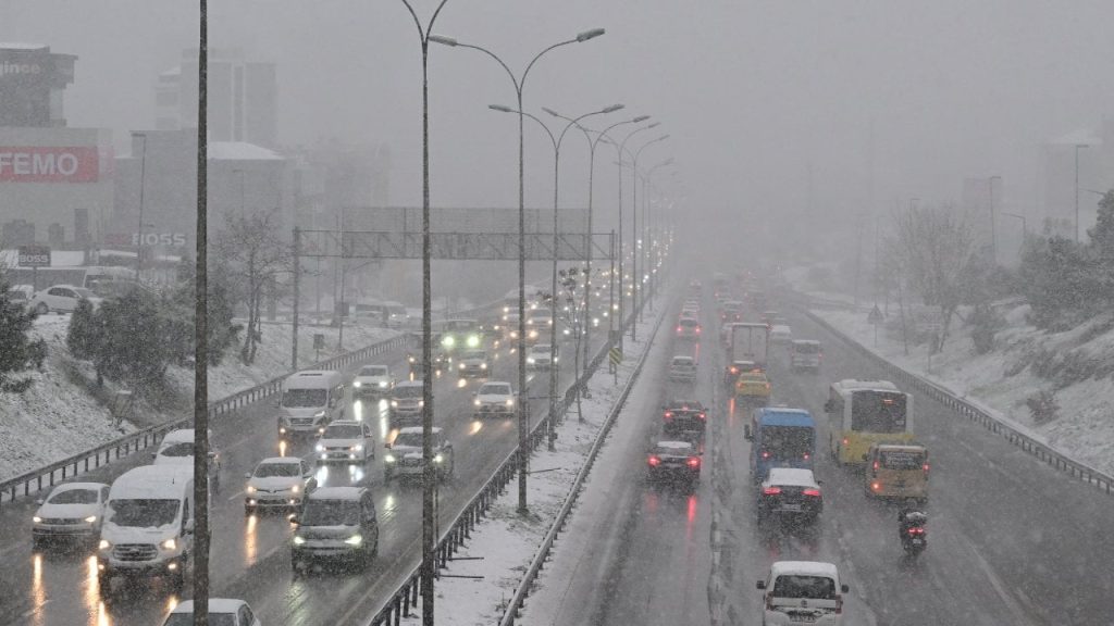 İstanbul Valiliği'nden kar uyarısı: Zorunlu olmadıkça trafiğe çıkmayın