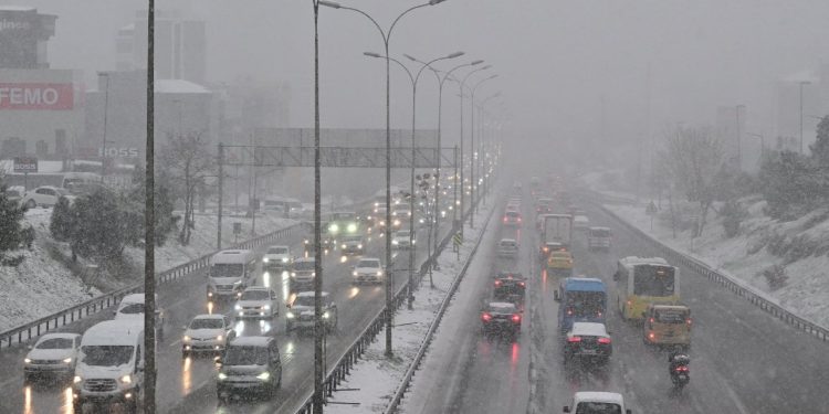 İstanbul Valiliği'nden kar uyarısı: Zorunlu olmadıkça trafiğe çıkmayın