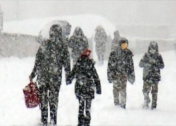 İstanbul Valisi Ali Yerlikaya, sosyal medya hesabından yaptığı paylaşımda İstanbul'da yarın kötü hava koşulları dolayısıyla okulların tatil edildiğini açıkladı. Ankara Valisi Vasip Şahin de Başkent'te okulların yarın tatil edildiğini duyurdu.