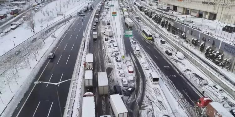 İstanbul'da 10 ve daha küçük yaşta cocuğu olan kadın personel yarın idari izinli