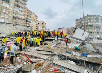 İtalya Ulusal Jeofizik ve Volkanoloji Enstitüsü (INGV) Başkanı Carlo Doglioni, Kahramanmaraş merkezli depremlerin, Anadolu yarımadasını 3 metre batı yönünde kaydırdığını söyledi.