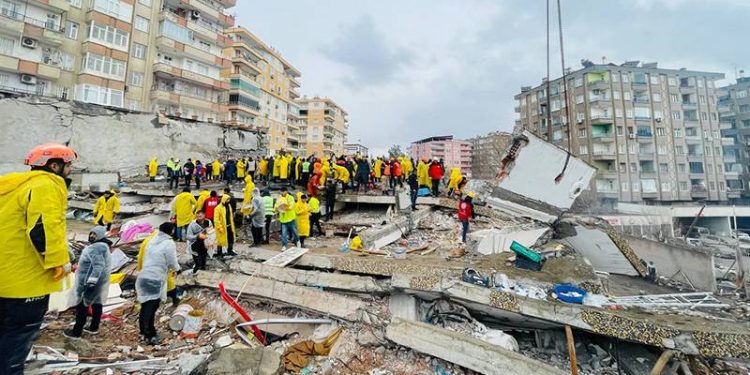 İtalya Ulusal Jeofizik ve Volkanoloji Enstitüsü (INGV) Başkanı Carlo Doglioni, Kahramanmaraş merkezli depremlerin, Anadolu yarımadasını 3 metre batı yönünde kaydırdığını söyledi.
