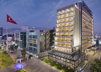 İzmir Hilton Oteli depremzedeler için açılıyor