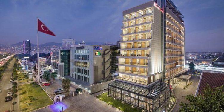 İzmir Hilton Oteli depremzedeler için açılıyor