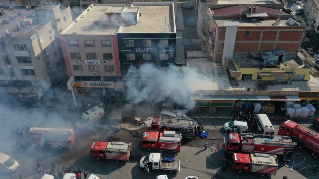 İzmir'de kozmetik mağazasındaki yangında iki kişi öldü