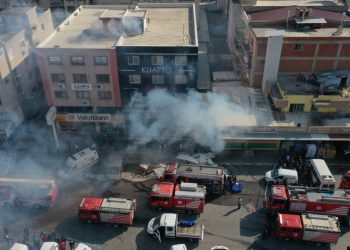 İzmir'de kozmetik mağazasındaki yangında iki kişi öldü