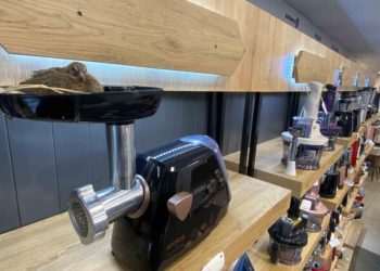 İzmit'te mağazadaki kıyma makinesine yuva yapan kuşun yavruları oldu