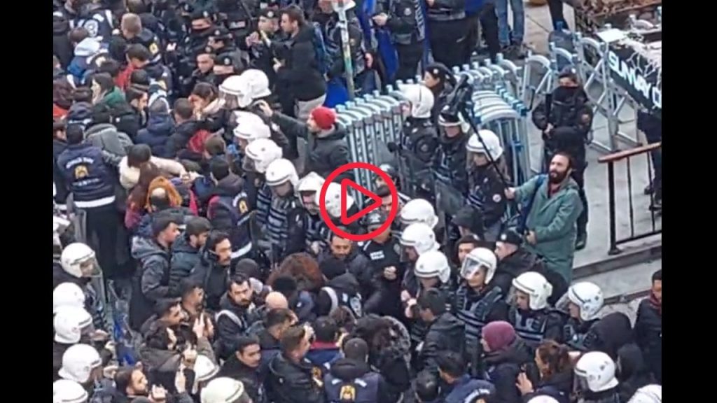 Kadıköy'de uzaktan eğitimi protesto eden öğrencilere polis şiddeti