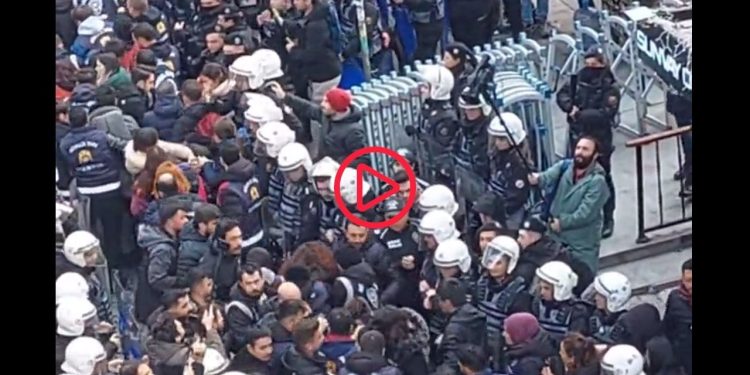 Kadıköy'de uzaktan eğitimi protesto eden öğrencilere polis şiddeti