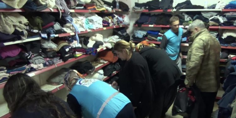 Kadirli’de depremzedelere özel market açıldı