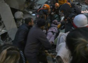 Kahramanmaraş’ta bir kadın enkaz altından 27. saatte kurtarıldı