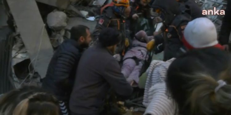 Kahramanmaraş’ta bir kadın enkaz altından 27. saatte kurtarıldı