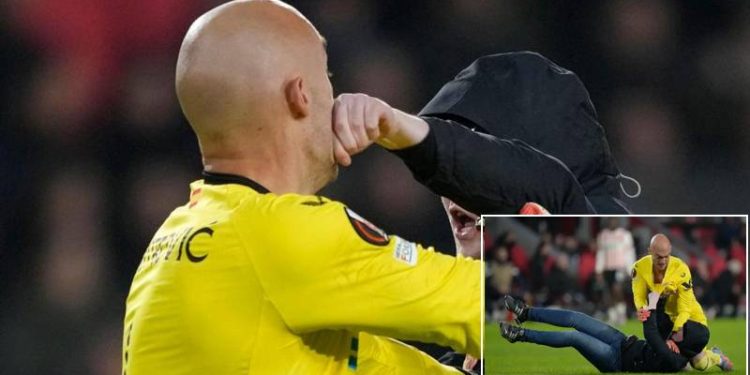 Kaleci Marko Dmitrovic'e saldıran taraftar canını zor kurtardı!