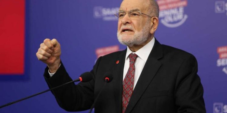 Saadet Partisi Genel Başkanı Temel Karamollaoğlu, son günlerde Cumhurbaşkanı ve iktidar temsilcilerinin partisine yönelttiği 'Erbakan ve Milli Görüş' eleştirilerine yanıt verdi. Sosyal medya hesabından yaptığı paylaşımda, "Yoldan çıkan, yola dair cümle kuramaz!" ifadelerini kullandı.