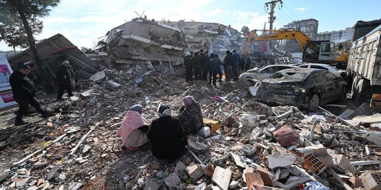 Katar, Türkiye ve Suriye'deki depremzedelere 10 bin konteyner ev gönderecek