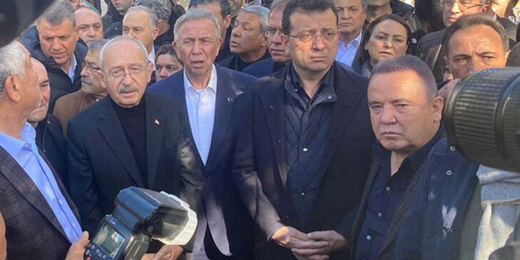 Kemal Kılıçdaroğlu, deprem bölgesinde