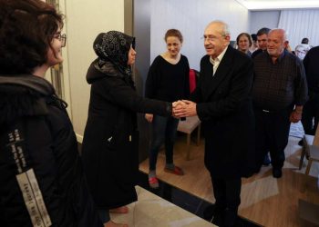 Kılıçdaroğlu, depremzede Bilgin ailesini ziyaret etti