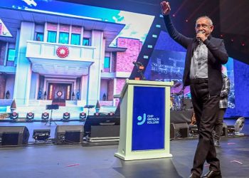 CHP lideri Kılıçdaroğlu, Küçükçekmece Yahya Kemal Beyatlı Kültür Merkezi’nde ‘Geleceği Kur’ başlığıyla düzenlenen Gençlik Festivali’nde gençlere seslendi. Kılıçdaroğlu, sahneye çıkarken, tribünlerdeki gençler, “Ben Kemal, geliyorum” pankartı açtı.