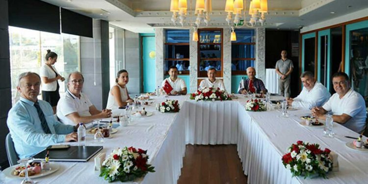 Kıyı Ege belediye başkanları maaşlarını depremzedelere bağışladı