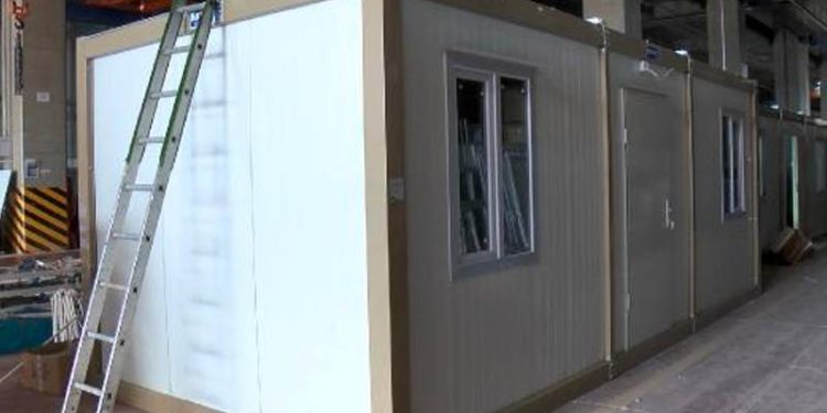 Deprem bölgesine gönderilmek üzere konteyner ev üretimi, İstanbul'daki fabrikalarda da sürüyor. İmalatçılar, ortalama 50 bin ile 100 bin TL arasında değişen konteyner evlerin fiyatlarının deprem öncesine göre yüzde 20-30 arasında arttığını belirtti.