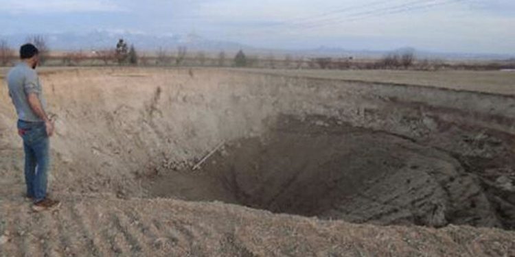 Konya'da 15 metre derinliğinde 'obruk' oluştu