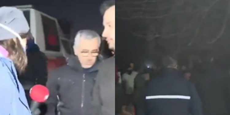 Korumaları deprem bölgesinde muhabiri ve depremzedeyi itti