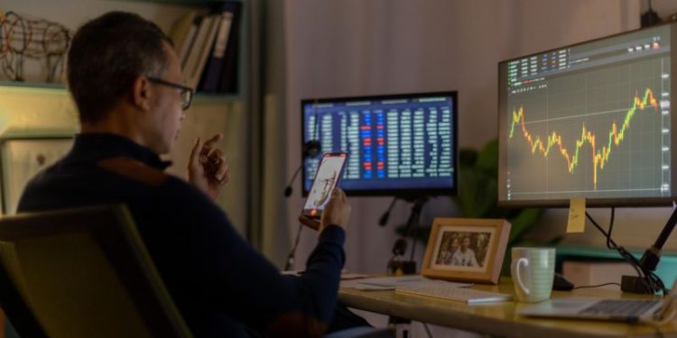 Kripto para ticareti yapanların gecelerini uyumadan geçirdiği ya da 24 saat boyunca piyasaları takip ettiğine yönelik hikayeleri dinlemişsinizdir.