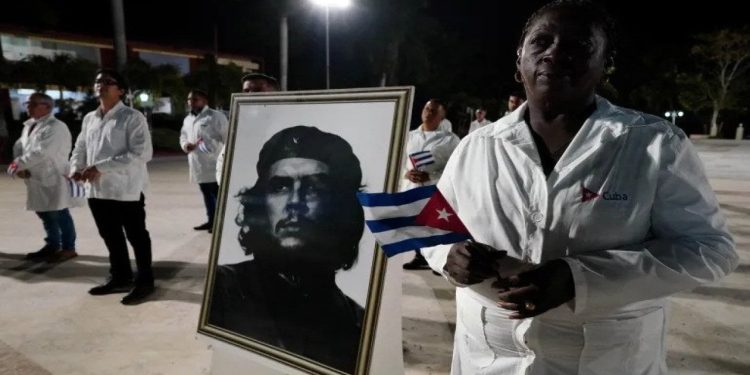 Küba, Türkiye ve Suriye'ye doktorlarını gönderecek