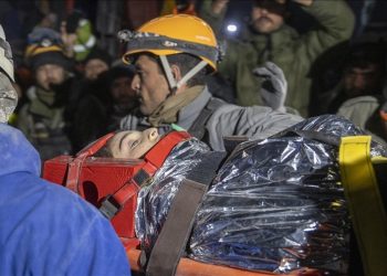 Kurtarma çalışmalarında en kritik saatler: Enkaz başında bekleyenlere depremzedelerin mental sağlığı için sessizlik çağrısı