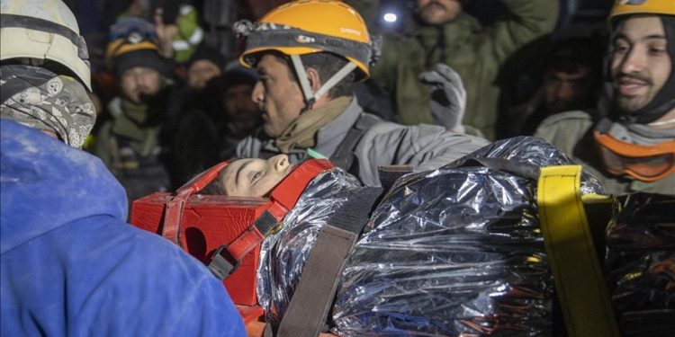 Kurtarma çalışmalarında en kritik saatler: Enkaz başında bekleyenlere depremzedelerin mental sağlığı için sessizlik çağrısı