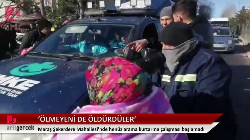 Kurtarma çalışmalarının başlamadığı Maraş Şekerdere'de depremzedeler yardım aracının önünü kesti